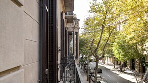 A street view with a building featuring a balcony with ornate metal railings. - Stylish apartment, very bright. Located in the center of Barcelona (Barcelona)
