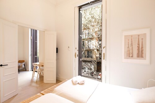Stylish apartment, very bright. Located in the center of Barcelona