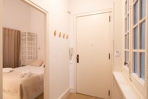 2 bedrooms, in-room safe, iron/ironing board, free WiFi