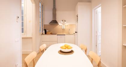 Stylish apartment, very bright. Located in the center of Barcelona
