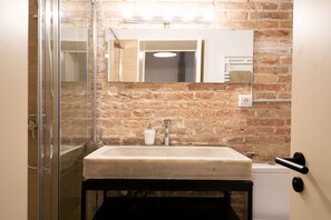 Douche, séchoir à cheveux, serviettes fournies, savon
