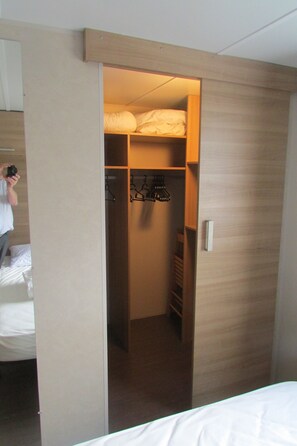 3 chambres, fer et planche à repasser, Wi-Fi, draps fournis