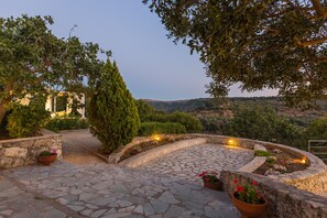 Property grounds - Charming Villa above Rethymno Family Friendly (Oros)