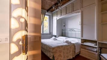 2 bedrooms, iron/ironing board, free internet