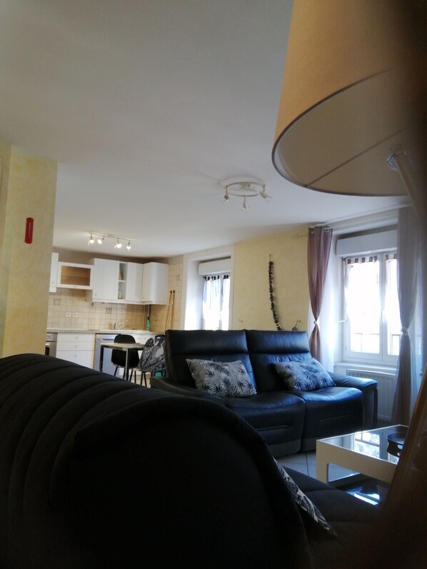 テレビ、DVD プレーヤー、書庫