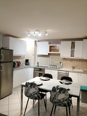 Réfrigérateur, four à micro-ondes, un four, surface de cuisson