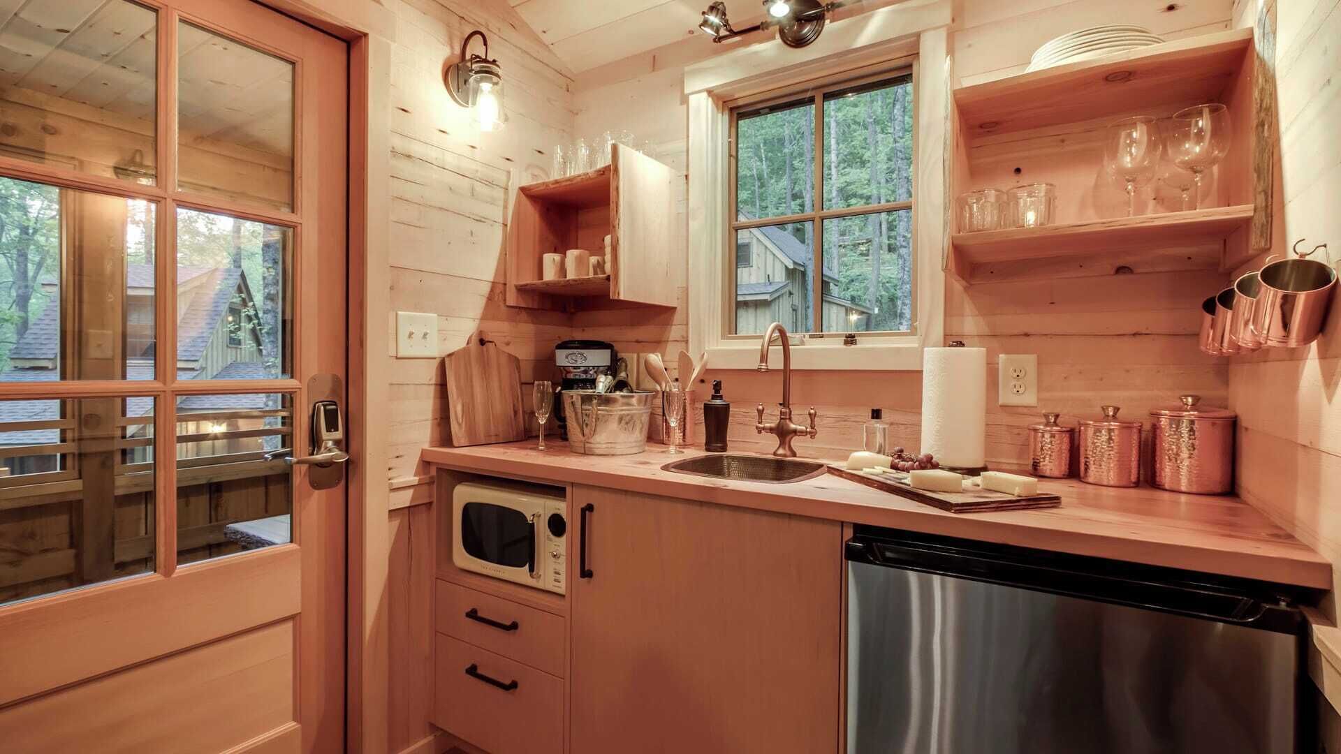 Mikroaaltouuni, kahvin-/teenkeitin, keittoastiat/astiat/ruokailuvälineet