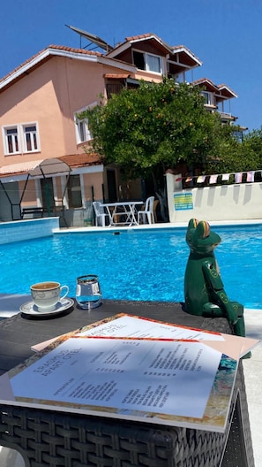Seasonal outdoor pool, pool umbrellas, sun loungers - Erasmus Apart Hotel (Ortaca)