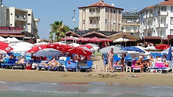 Private beach, sun loungers, beach umbrellas, beach towels - Alremu Apart Hotel (Manavgat)