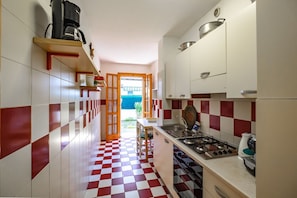 Refrigerador, parrilla de estufa y cafetera y tetera 