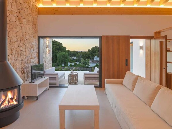 Una Smart TV, una chimenea