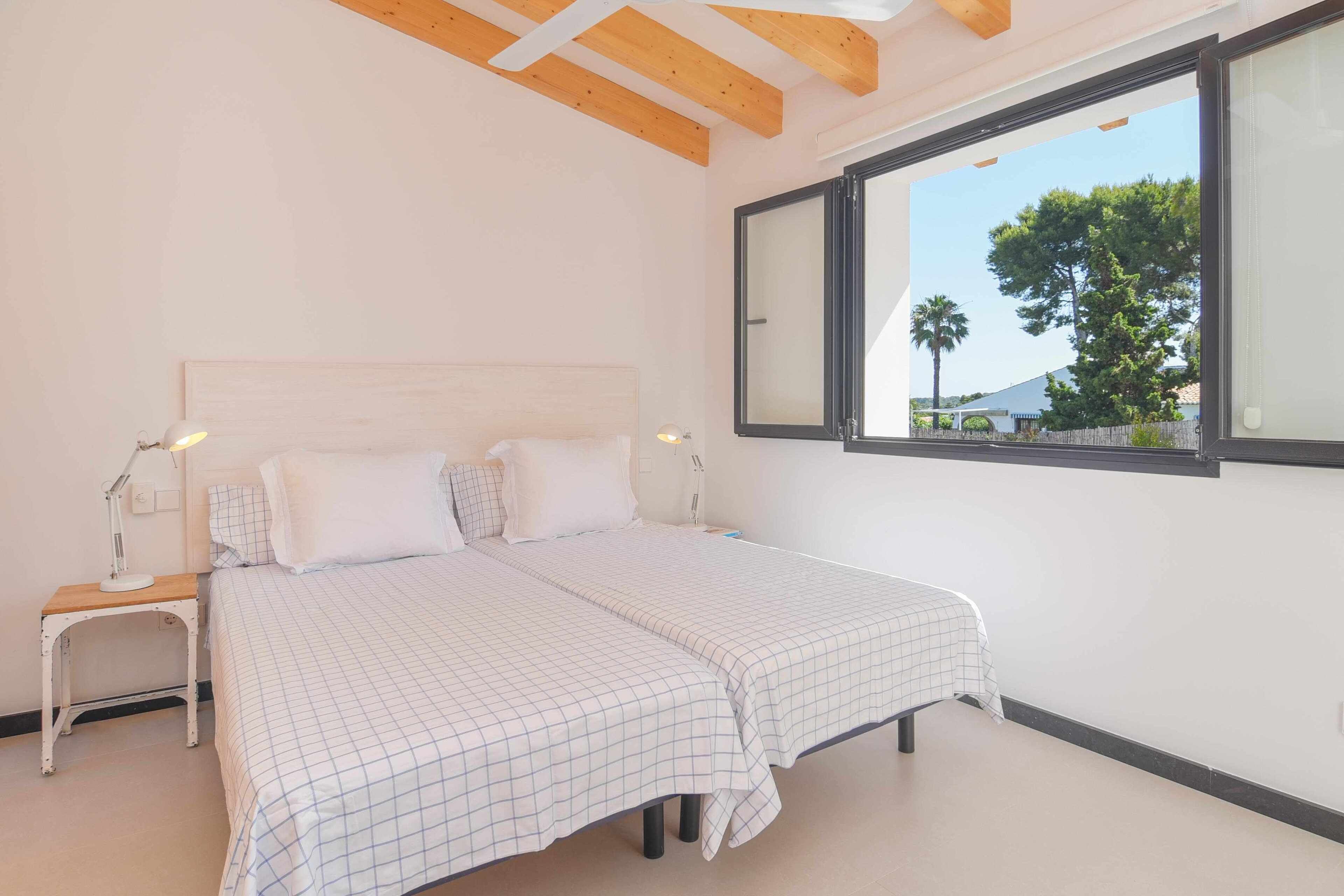 4 slaapkamers, een bureau, een strijkplank/strijkijzer, gratis wifi