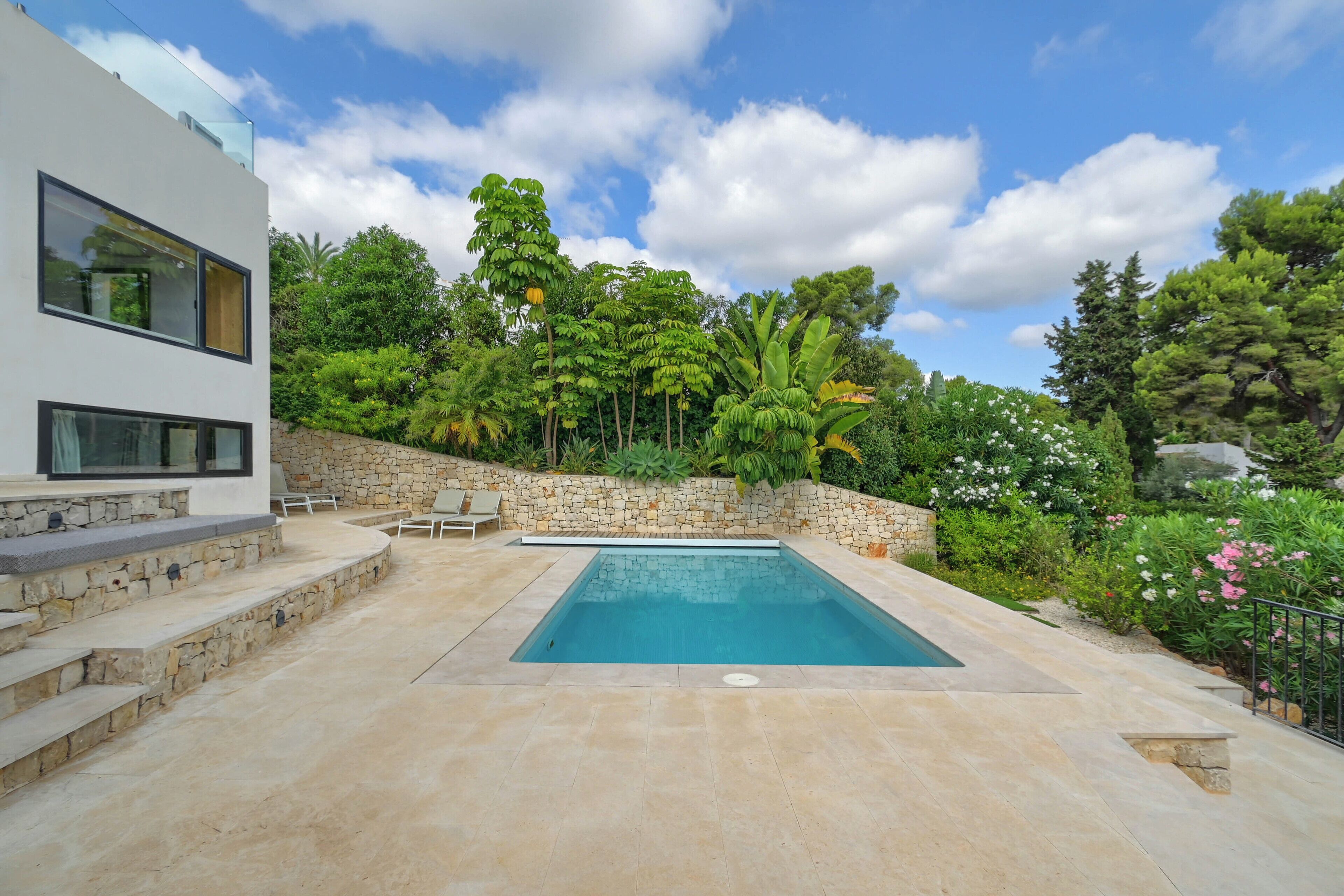 Een binnenzwembad, een buitenzwembad