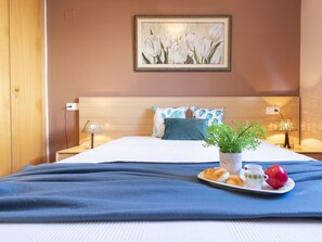 3 habitaciones, tabla de planchar con plancha y cuna de viaje 