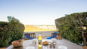 Outdoor dining - Beautiful apartment for 4 people with WIFI, TV and terrace (Le Grau-du-roi)