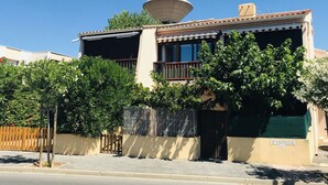 Exterior - Cosy apartment for 4 people with WIFI, TV and terrace (Le Grau-du-roi)