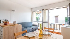 Dining - Cosy apartment for 4 people with WIFI, TV and terrace (Le Grau-du-roi)