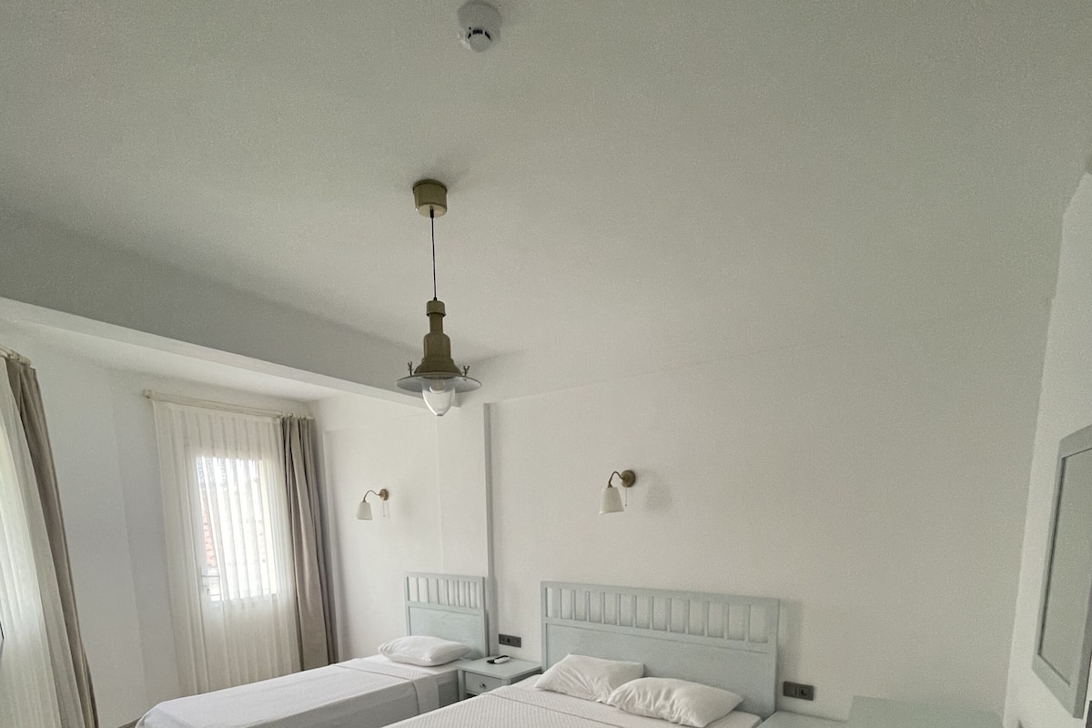 Habitación triple estándar | Minibar, wifi gratis, ropa de cama