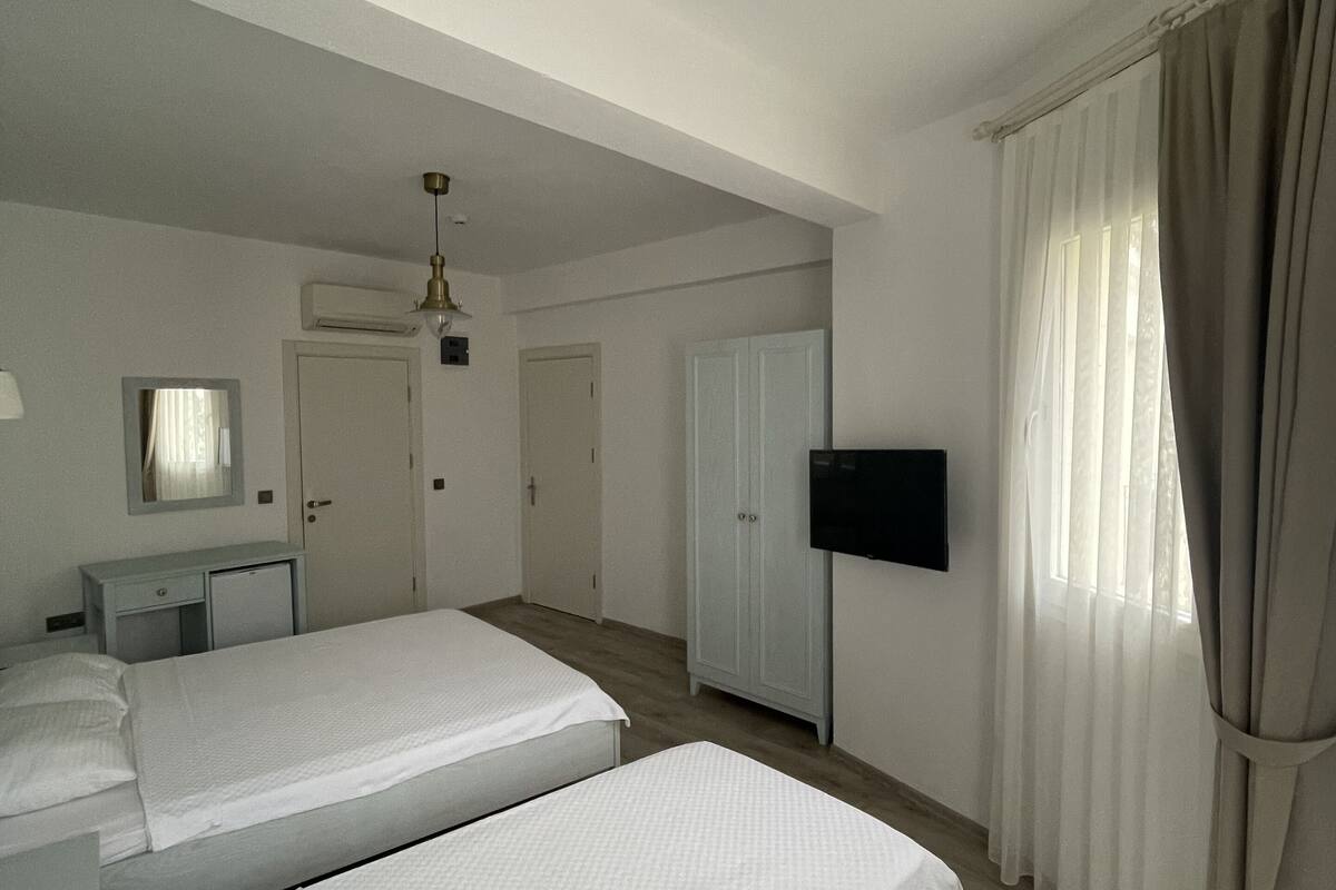 standard triple room | minibar, free wifi, bed sheets