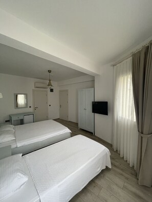Habitación triple estándar | Minibar, wifi gratis y ropa de cama 