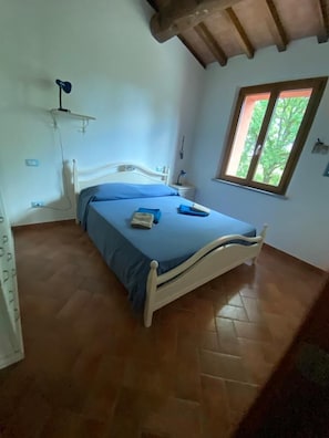 3 bedrooms, desk, travel cot, bed sheets