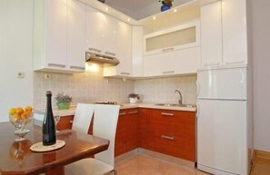 Refrigerador, microondas, placa de cocina, cafetera/tetera