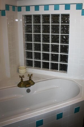 Badewanne, Haartrockner, Handtücher