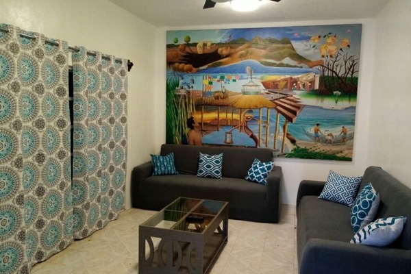Sala con Television y ventilador de techo / Living room with TV and Ceiling fan.