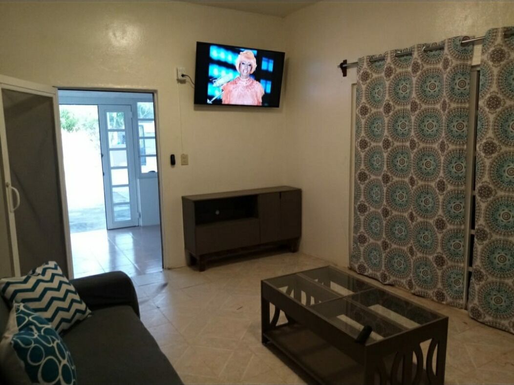 Fernseher, Netflix, Tischtennisplatte, Streaming-Dienste