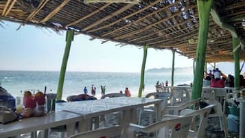 Una spiaggia nelle vicinanze, lettini da mare, teli da spiaggia