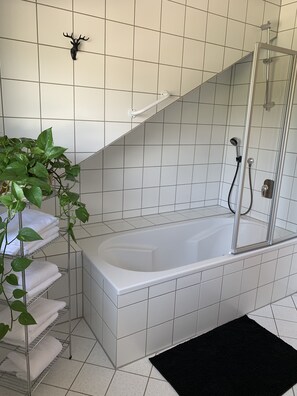Combined shower/bathtub, hair dryer, towels, toilet paper - Schwarzwald Ferienapartment Andrea (Baiersbronn)