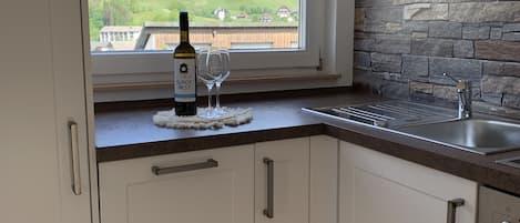 Refrigerador, parrilla de estufa, lavavajillas y cafetera y tetera