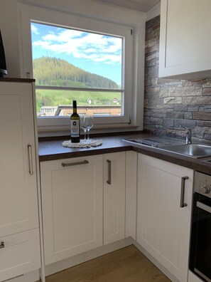 Fridge, stovetop, dishwasher, coffee/tea maker - Schwarzwald Ferienapartment Andrea (Baiersbronn)
