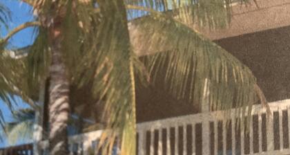 House 2 bedroom 2 bath Large enclosed porch overlooking canal with boat dock
