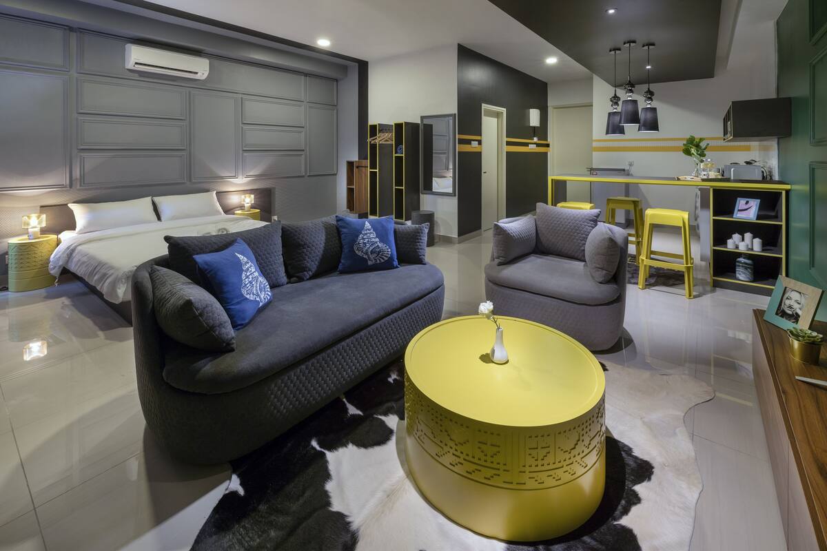 Suite estudio Deluxe | Área de sala de estar | Smart TV de 40 pulgadas con canales digitales y televisión 