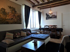 Een televisie en boeken