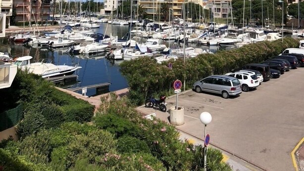 A marina with numerous boats docked, surrounded by buildings and greenery. - T2 comfortable Marina de Canet Plage (Canet-en-Roussillon)