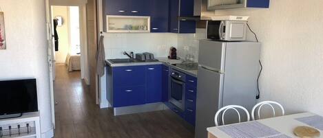 Een koelkast, een microgolfoven, een oven, een kookplaat