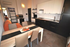 Kühlschrank, Ofen, Herdplatte, Wasserkocher mit Kaffee-/Teezubehör