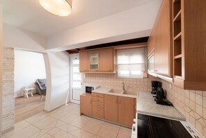 Kjøleskap, mikrobølgeovn, ovn og kaffetrakter/tekoker