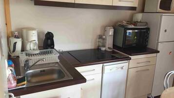 Een koelkast, een microgolfoven, een oven, een kookplaat