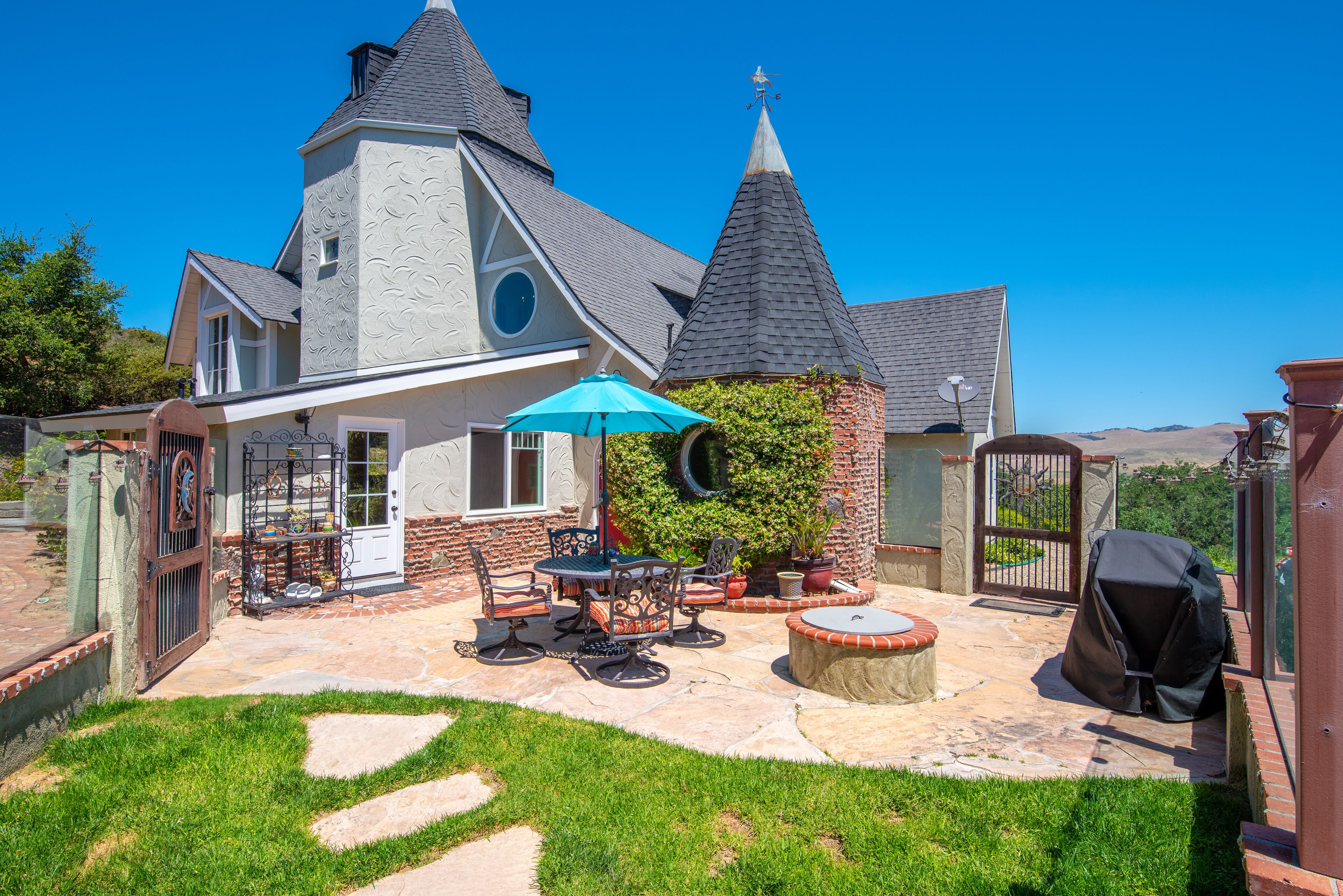 Country Castle: 4 acres, Gorgeous Views, Close to Town and Ocean