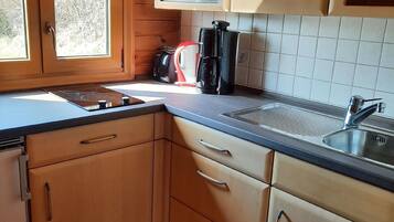 Kühlschrank, Mikrowelle, Herdplatte, Wasserkocher mit Kaffee-/Teezubehör