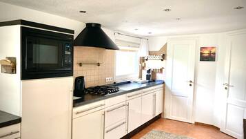 Een koelkast, een oven, een kookplaat, een vaatwasser