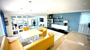 Een televisie, een open haard en een stereo