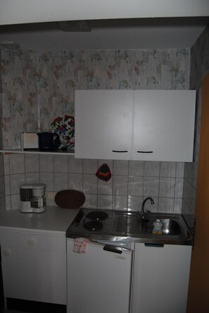 Een koelkast, een koffiezetapparaat/waterkoker