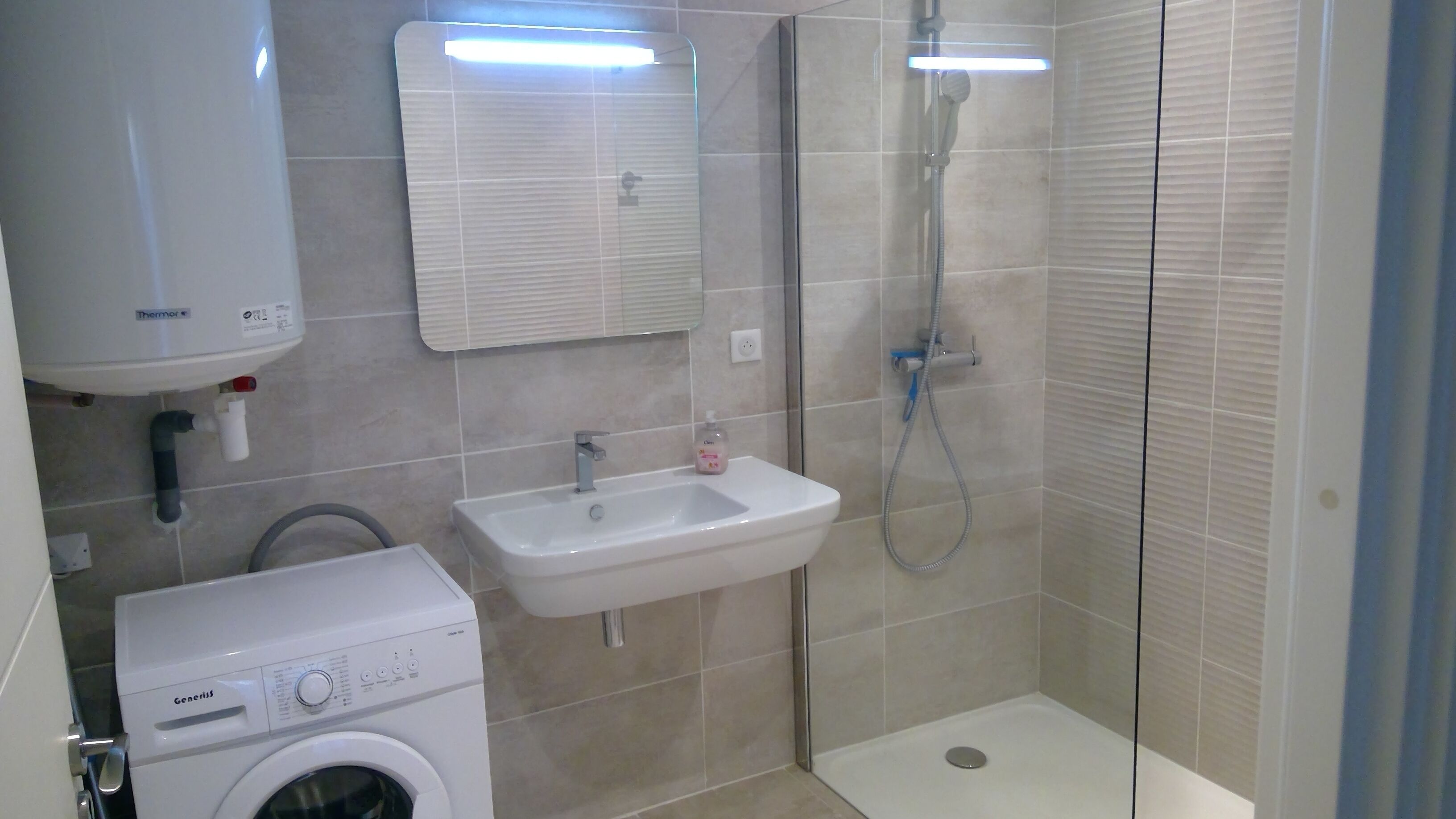 Douche, serviettes fournies