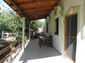 Outdoor dining - Cosy cottage house in Mavrovouni beach (Gythio)