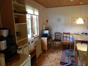 Jääkaappi, mikroaaltouuni, astianpesukone, leivänpaahdin