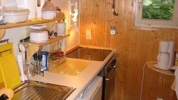 Réfrigérateur, four, plaque de cuisson, cafetiÚre/bouilloire